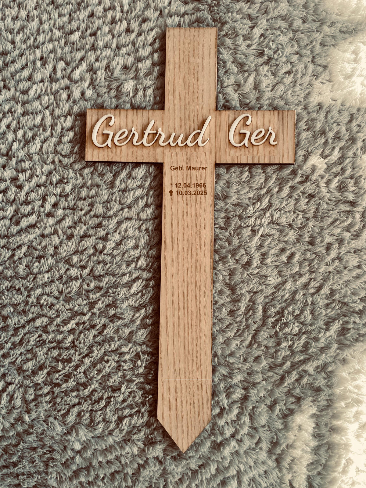 Grabkreuz Holz vorläufig, mit Namen aus Acryl personalisierbar, provisorischer Grabstein für Gedenkstätte, DasGlueckswerk, Personalisierte Geschenk, Grave Markers & Decoration, Holz, acryl