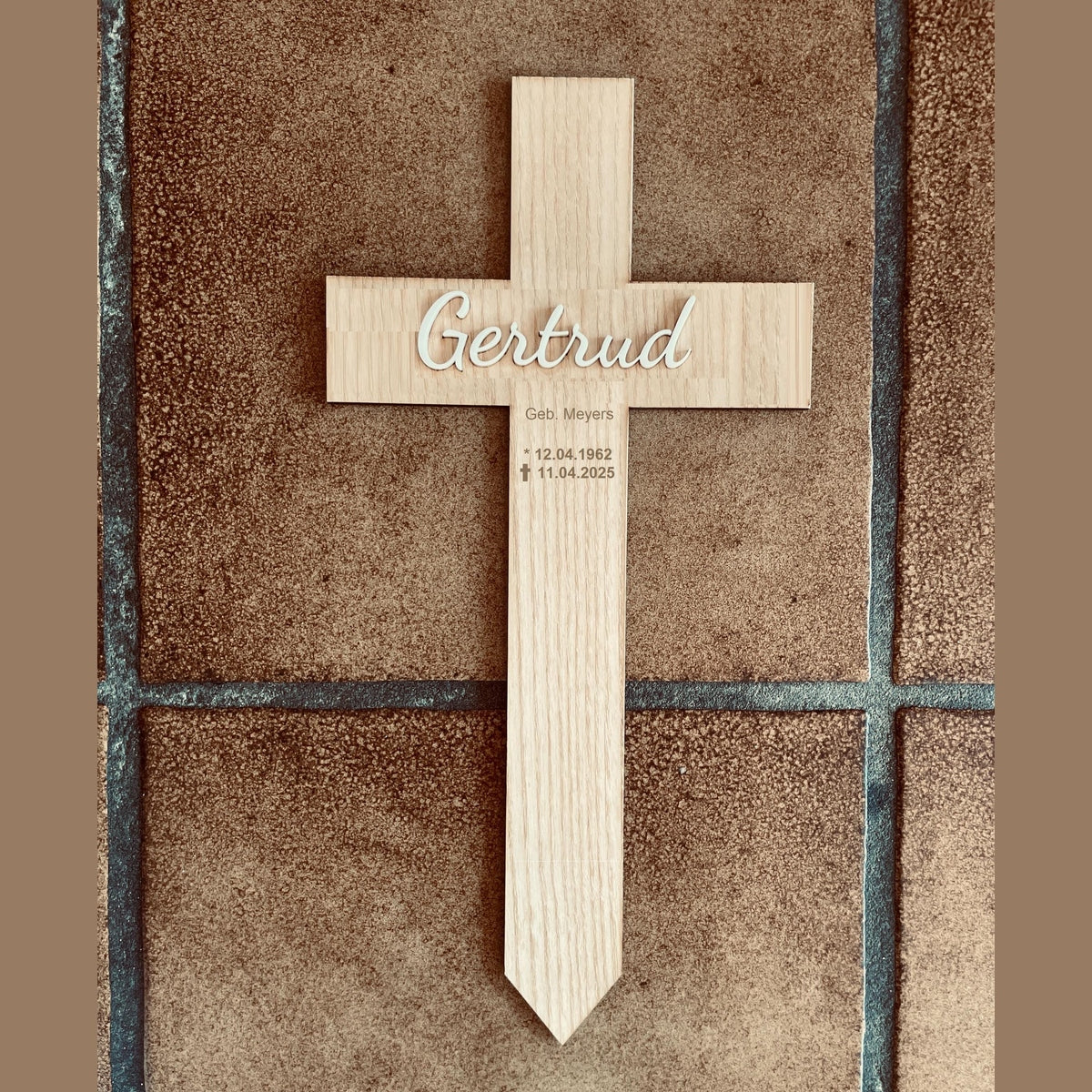 Kreuz vorläufiger Grabstein provisorisches grabreuz aus Holz 40 cm mit weißem oder Schwarzem Namen aus Acryl Kreuz Das Glückswerk