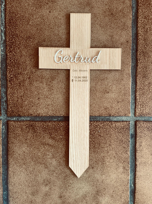 Grabkreuz Holz vorläufig mit Namen, Gesamtansicht