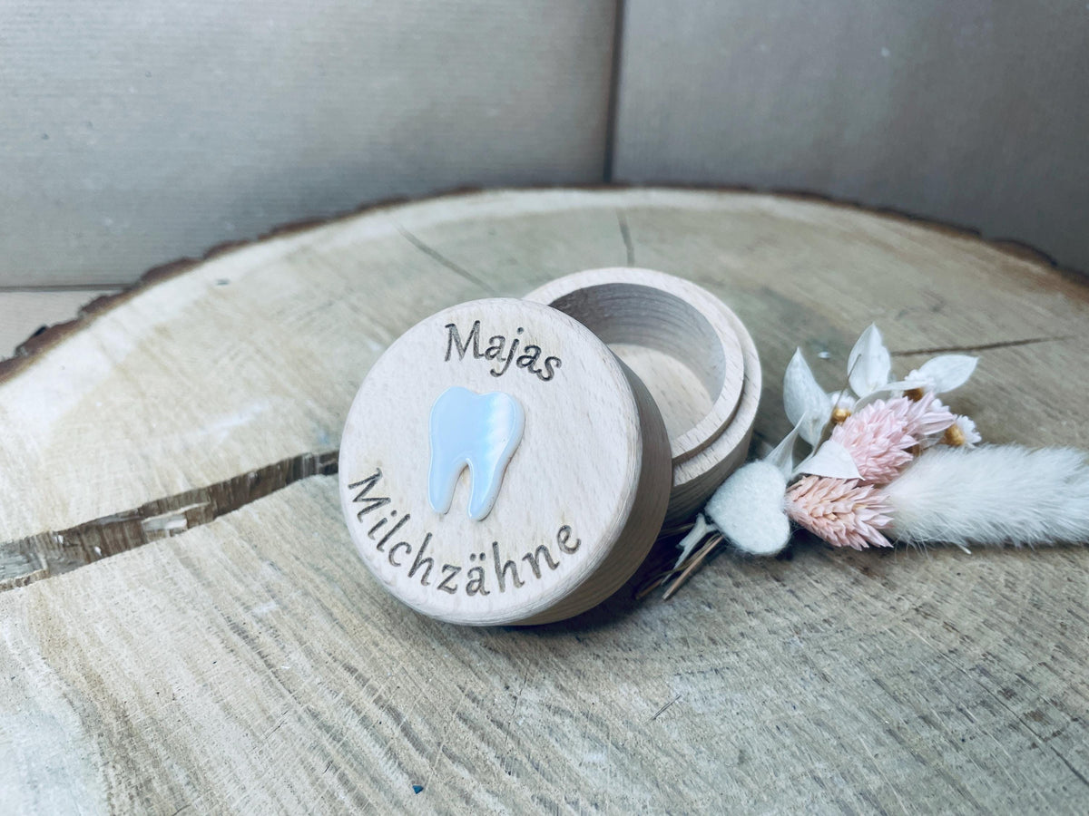 Zahnaufbewahrungsdose Holz personalisiert, Milchzähne Andenken mit Acrylzahn und Gravur, DasGlueckswerk, Geburt & Baby, Teething, Holz, acrylglas
