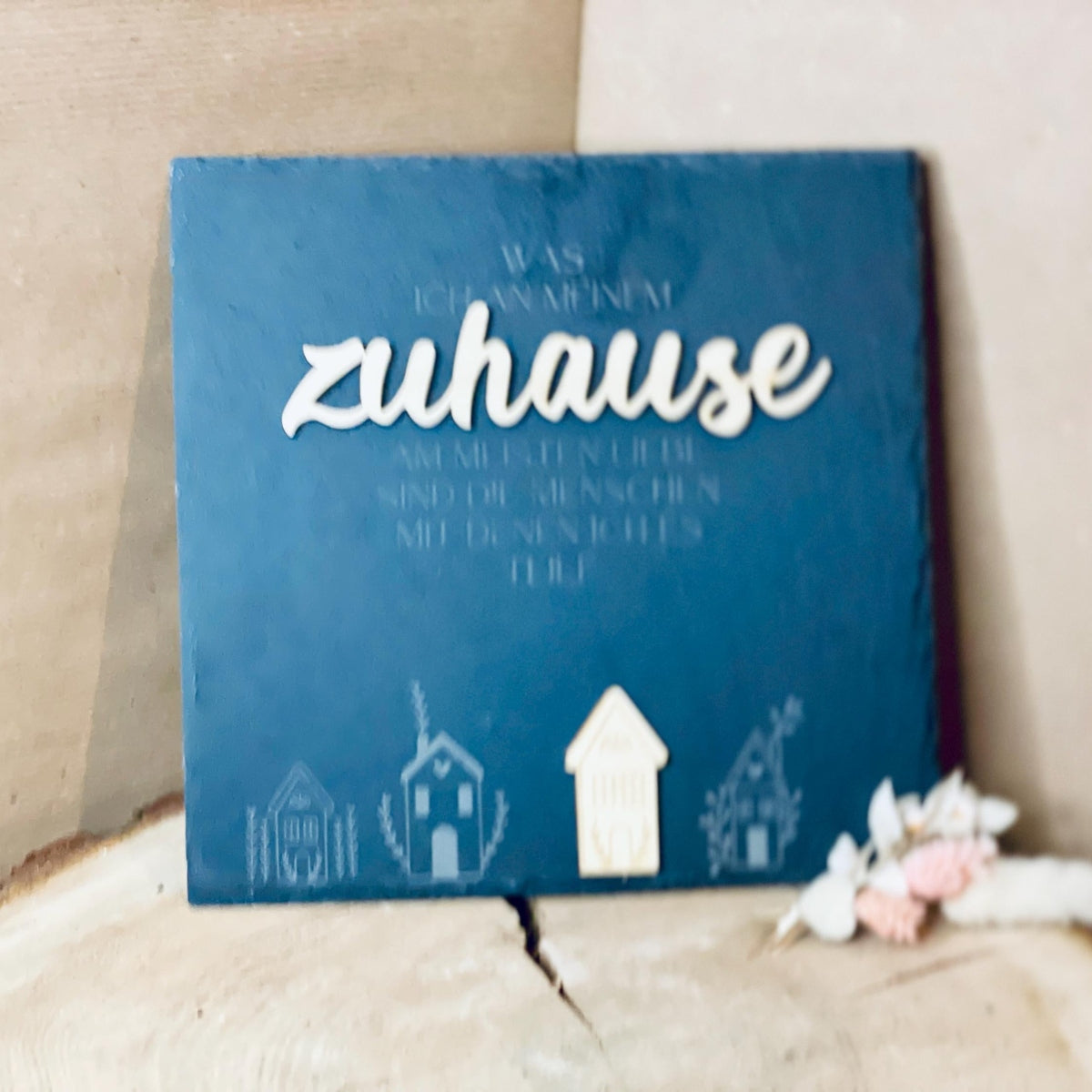 Schiefertafel "Zuhause mit den Menschen, die ich liebe" – Eine liebevolle Tafel aus Schiefer und Holz Schild Das Glückswerk