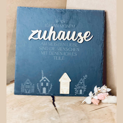 Schiefertafel "Zuhause mit den Menschen, die ich liebe" – Eine liebevolle Tafel aus Schiefer und Holz Schild Das Glückswerk