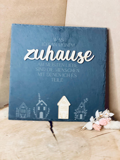 Schiefertafel Zuhause mit Trockenblumen-Deko im Vordergrund