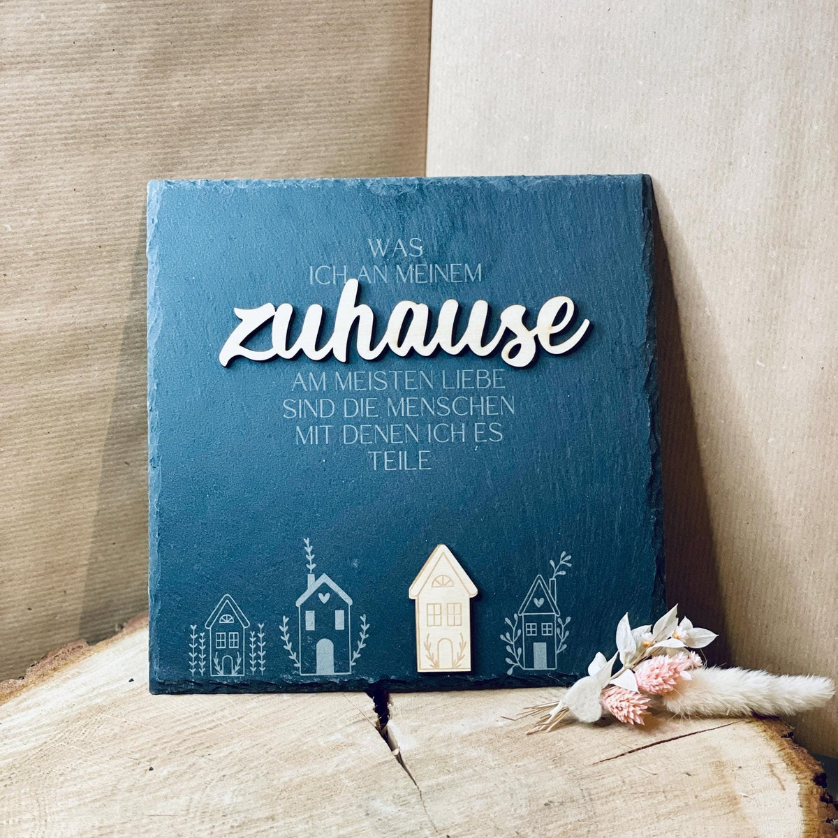 Schiefertafel "Zuhause mit den Menschen, die ich liebe" – Eine liebevolle Tafel aus Schiefer und Holz Schild Das Glückswerk