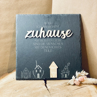 Schiefertafel "Zuhause mit den Menschen, die ich liebe" – Eine liebevolle Tafel aus Schiefer und Holz Schild Das Glückswerk