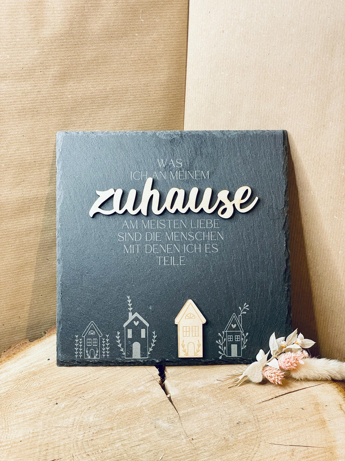 Schiefertafel Zuhause aus Schiefer und Holz, helle Studioaufnahme