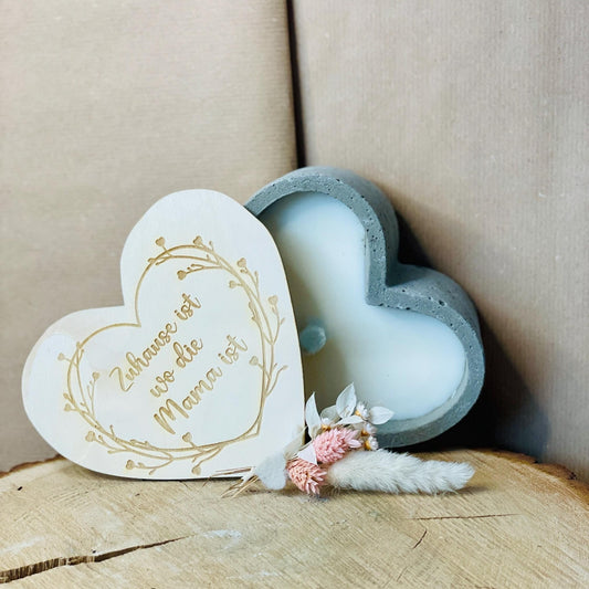 Graue edle Betonherzkerze mit Gravur „Zuhause ist, wo Mama ist“ – Outdoor-Kerze mit Deckel aus Holz und Gravur Betonkerze Das Glückswerk