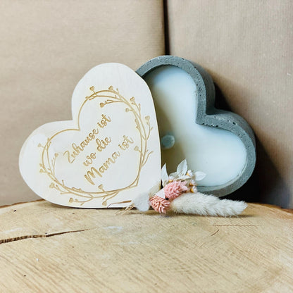 Graue edle Betonherzkerze mit Gravur „Zuhause ist, wo Mama ist“ – Outdoor-Kerze mit Deckel aus Holz und Gravur Betonkerze Das Glückswerk