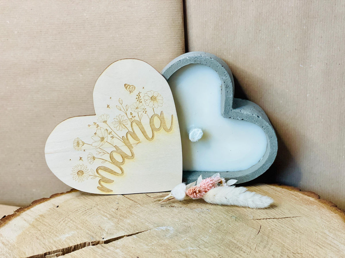 Betonkerze Herz mit Gravur Mama, graue Dauerkerze mit Holzdeckel, Geschenk Muttertag, DasGlueckswerk, Kerzen aus Beton, Candles, holz, wachs, Beton, Glasfaser