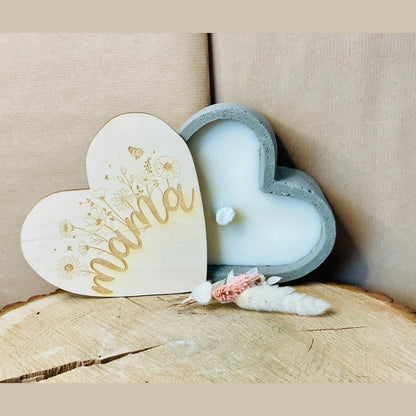 Graue edle Betonkerze Herz handmade mit Gravur „Mama" mit Blumen verzierung floral – Outdoor-Kerze mit Deckel aus Holz und Gravur Betonkerze Das Glückswerk