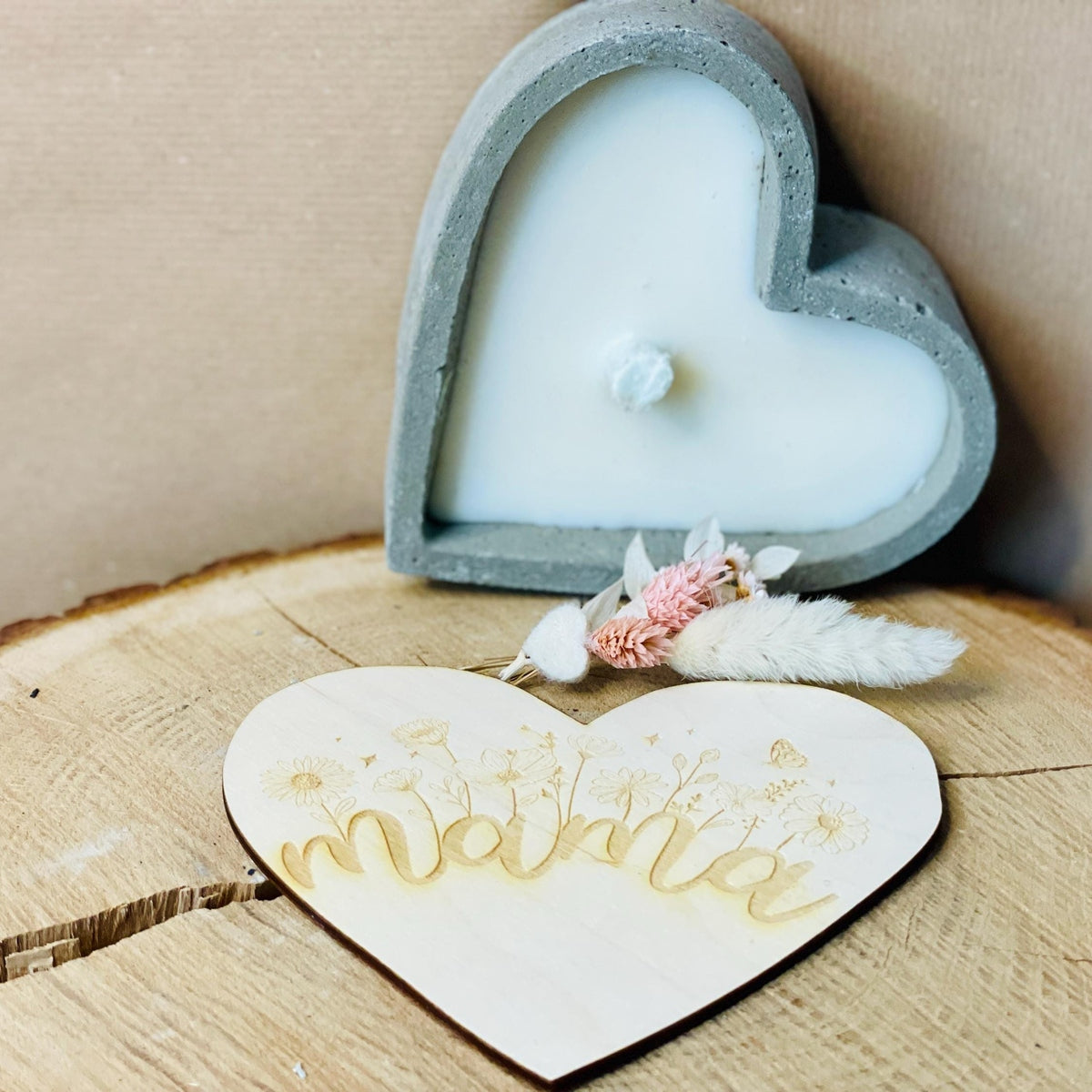 Graue edle Betonkerze Herz handmade mit Gravur „Mama" mit Blumen verzierung floral – Outdoor-Kerze mit Deckel aus Holz und Gravur Betonkerze Das Glückswerk