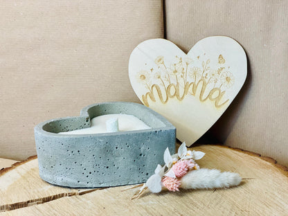 Betonkerze Herz mit Gravur Mama, graue Dauerkerze mit Holzdeckel, Geschenk Muttertag, DasGlueckswerk, Kerzen aus Beton, Candles, holz, wachs, Beton, Glasfaser