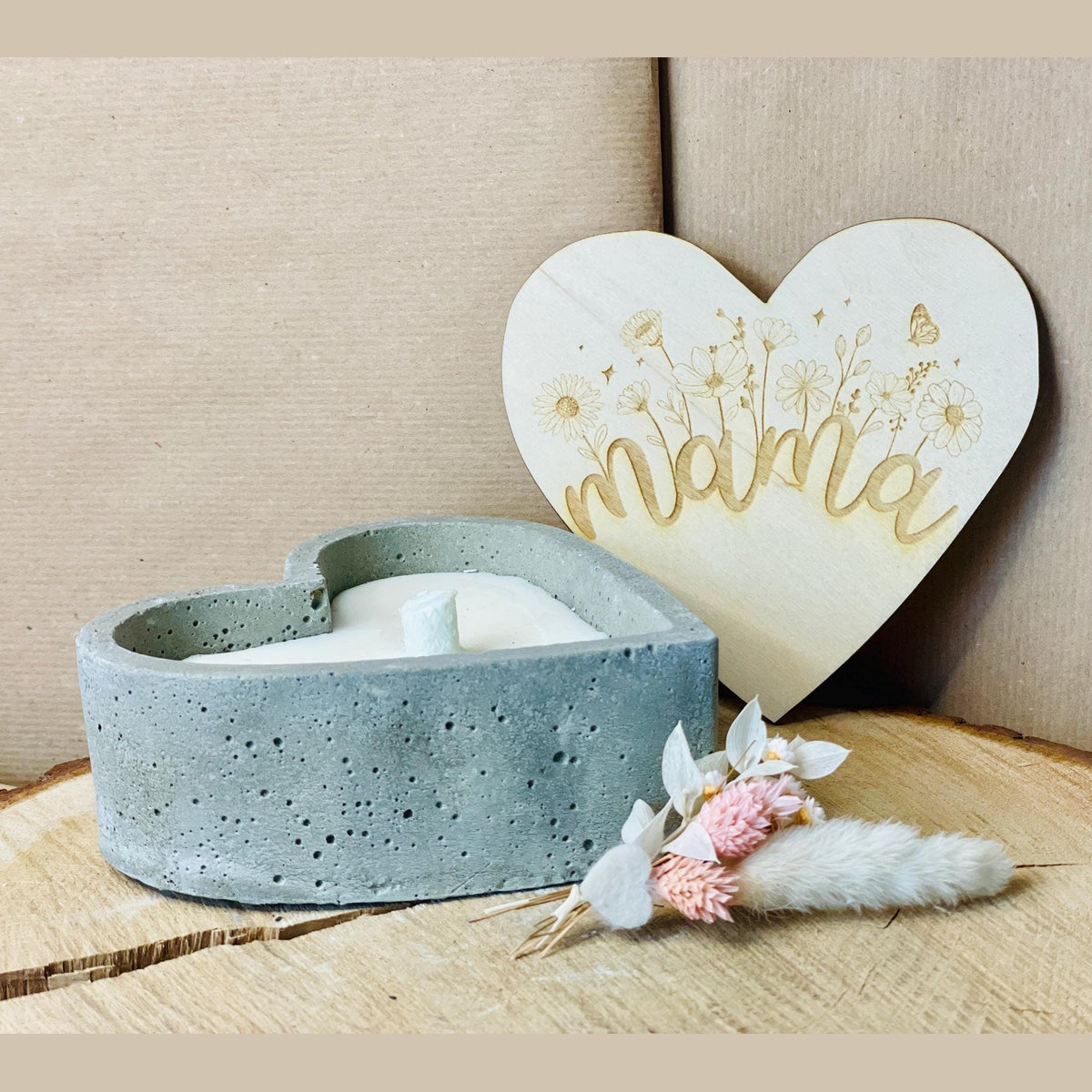 Graue edle Betonkerze Herz handmade mit Gravur „Mama" mit Blumen verzierung floral – Outdoor-Kerze mit Deckel aus Holz und Gravur Betonkerze Das Glückswerk