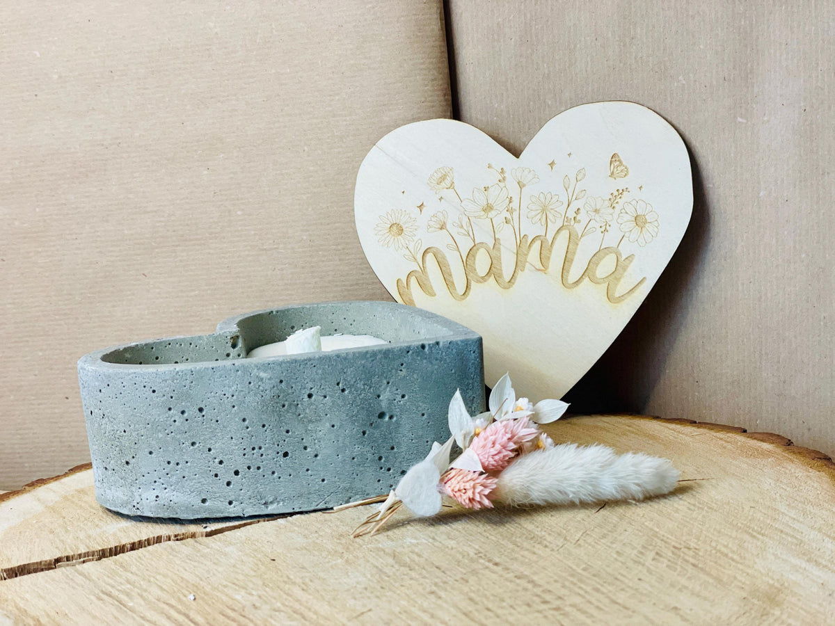 Betonkerze Herz mit Gravur Mama, graue Dauerkerze mit Holzdeckel, Geschenk Muttertag, DasGlueckswerk, Kerzen aus Beton, Candles, holz, wachs, Beton, Glasfaser