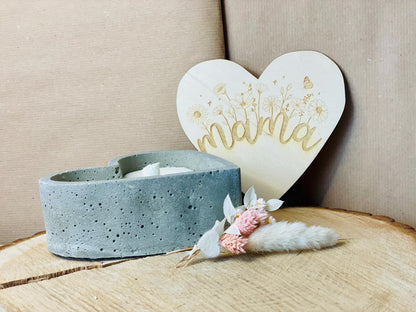 Betonkerze Herz mit Gravur Mama, graue Dauerkerze mit Holzdeckel, Geschenk Muttertag, DasGlueckswerk, Kerzen aus Beton, Candles, holz, wachs, Beton, Glasfaser