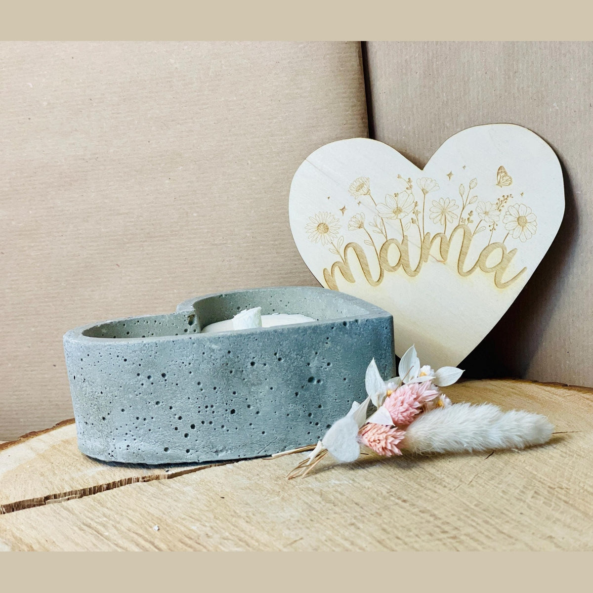 Graue edle Betonkerze Herz handmade mit Gravur „Mama" mit Blumen verzierung floral – Outdoor-Kerze mit Deckel aus Holz und Gravur Betonkerze Das Glückswerk