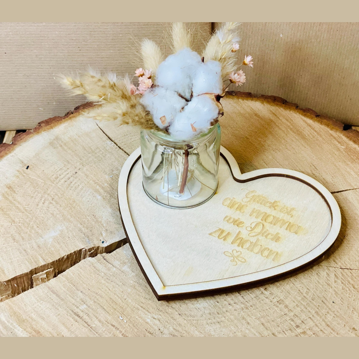 Herzständer zum Muttertag – „Glück ist, eine Mama wie dich zu haben“ mit Trockenblumen oder Kerze im geriffelten Glas Aufsteller Das Glückswerk