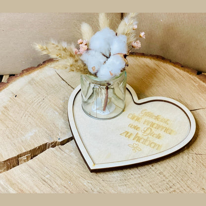 Herzständer zum Muttertag – „Glück ist, eine Mama wie dich zu haben“ mit Trockenblumen oder Kerze im geriffelten Glas Aufsteller Das Glückswerk