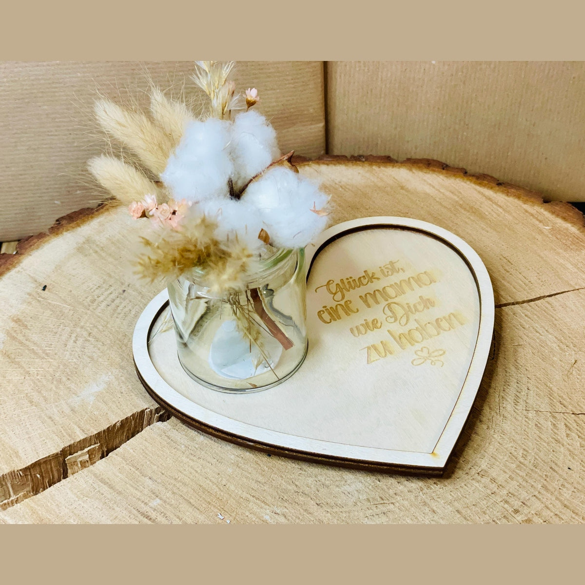 Herzständer zum Muttertag – „Glück ist, eine Mama wie dich zu haben“ mit Trockenblumen oder Kerze im geriffelten Glas Aufsteller Das Glückswerk