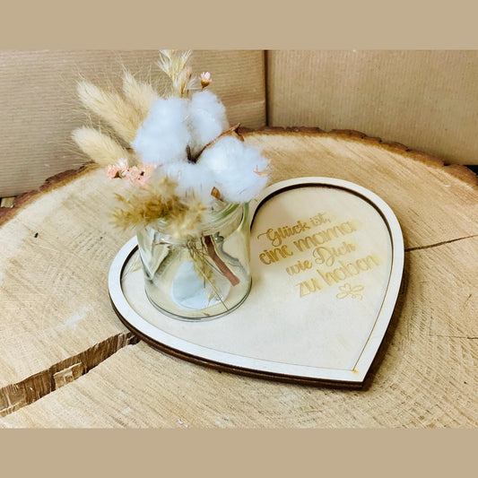 Herzständer zum Muttertag – „Glück ist, eine Mama wie dich zu haben“ mit Trockenblumen oder Kerze im geriffelten Glas Aufsteller Das Glückswerk