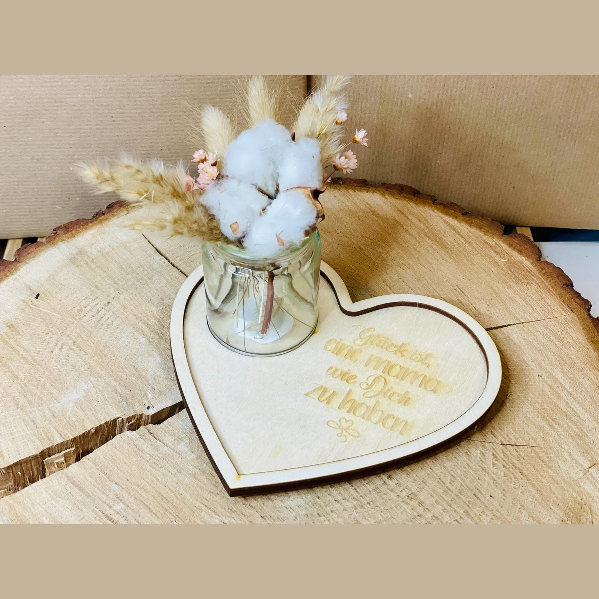 Herzständer zum Muttertag – „Glück ist, eine Mama wie dich zu haben“ mit Trockenblumen oder Kerze im geriffelten Glas Aufsteller Das Glückswerk