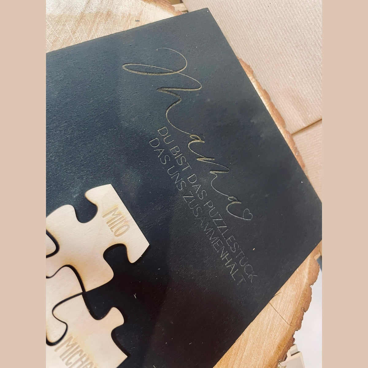 Puzzle für Mama zum Muttertag – „Du bist das Puzzlestück, das uns zusammenhält“ mit personalisierten Holzpuzzleteilen Bild Das Glückswerk