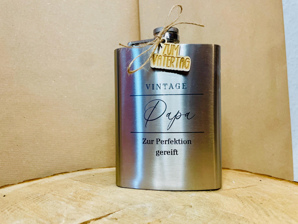 Persönlicher Flachmann mit Gravur – Das Geschenk für Papa, DasGlueckswerk, Hochzeit & Liebe, Flasks, edelstahl