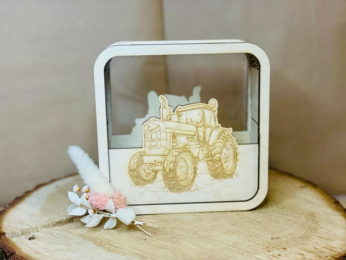 Holzspardose mit Trecker-Motiv und Blumendekoration