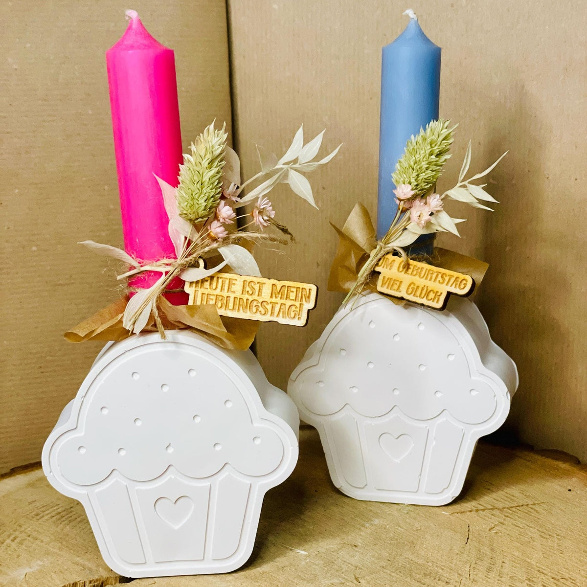 weißes Kuchenstück/ Muffin aus raysin mit bunter Kerze und Trockenblumen zum Geburtstag Kerze Das Glückswerk