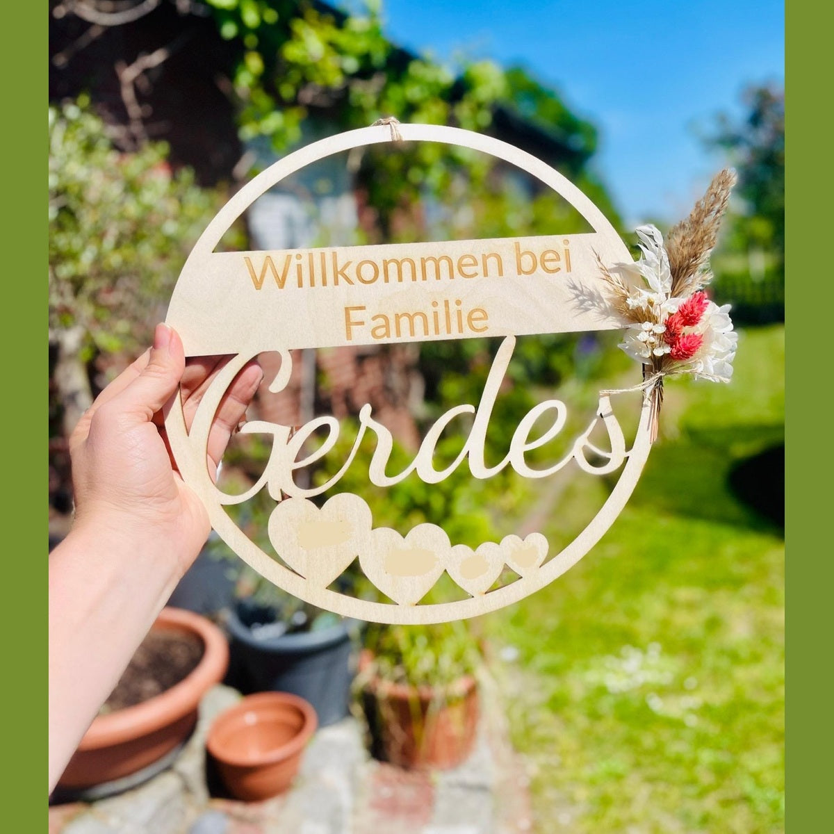 runder Türkranz mit Familiennamen und personalisierten Herzen herzlich willkommen aus Holz Türkranz Das Glückswerk