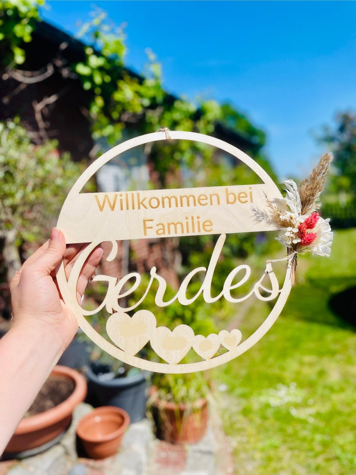 Holz-Türkranz mit Familiennamen, 25 cm rund, Herz-Motive Willkommen-Schild, DasGlueckswerk, Dekoration, Door Hangers, Holz