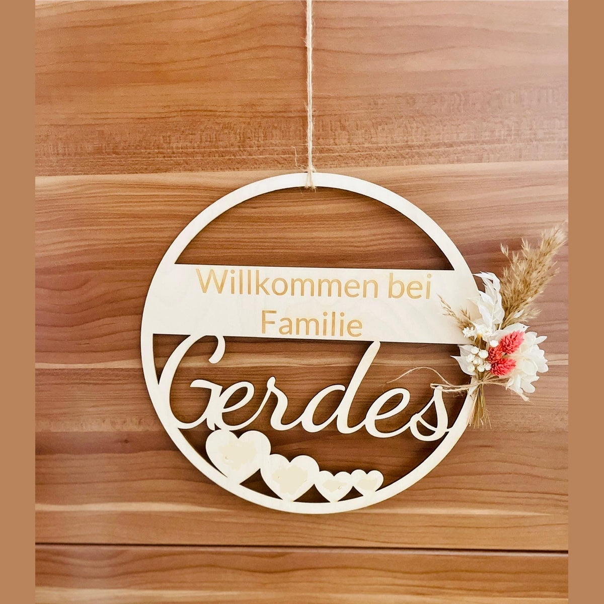runder Türkranz mit Familiennamen und personalisierten Herzen herzlich willkommen aus Holz Türkranz Das Glückswerk