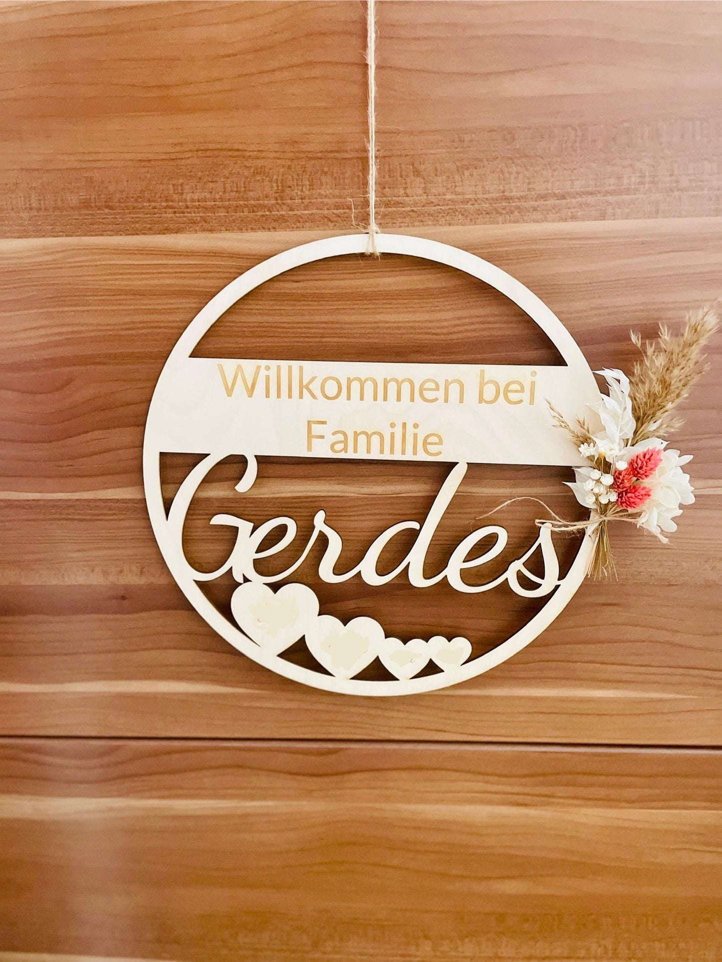 Holz-Türkranz mit Familiennamen, 25 cm rund, Herz-Motive Willkommen-Schild, DasGlueckswerk, Dekoration, Door Hangers, Holz