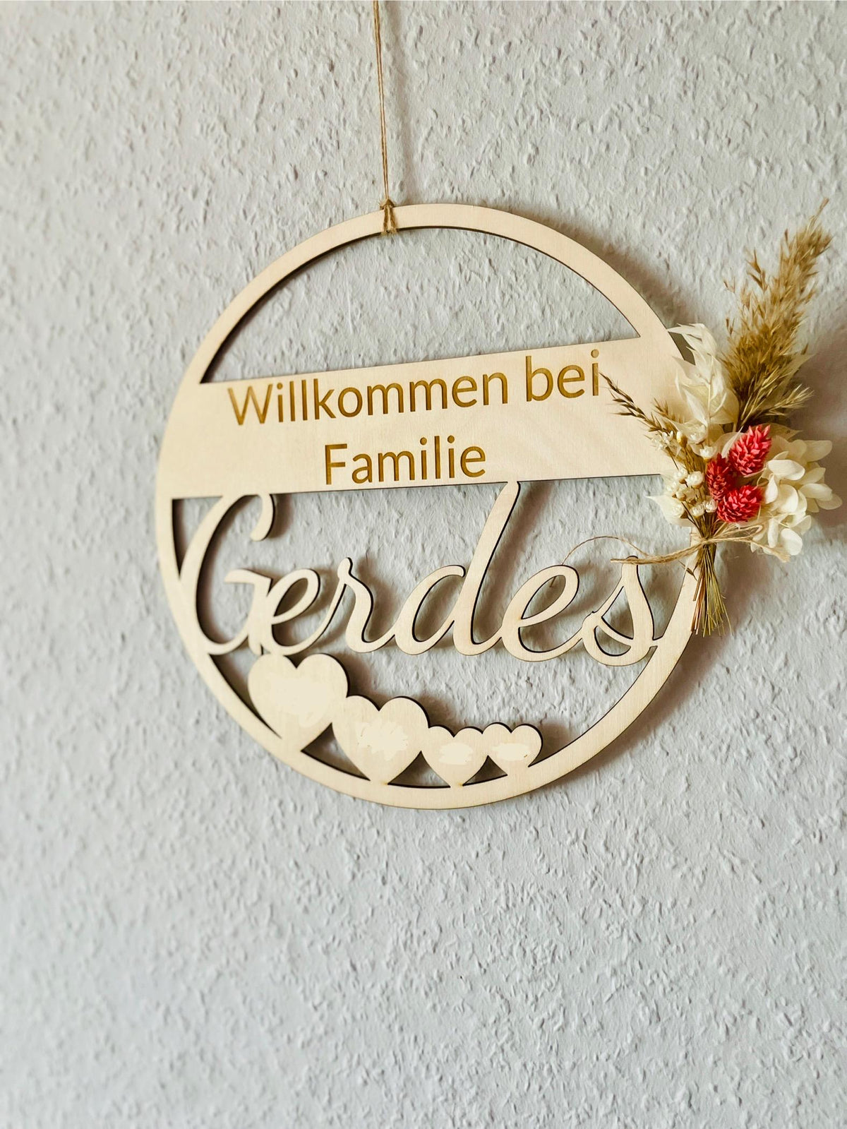 Holz-Türkranz mit Familiennamen, 25 cm rund, Herz-Motive Willkommen-Schild, DasGlueckswerk, Dekoration, Door Hangers, Holz