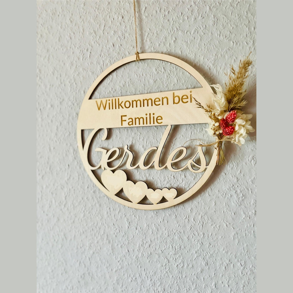 runder Türkranz mit Familiennamen und personalisierten Herzen herzlich willkommen aus Holz Türkranz Das Glückswerk