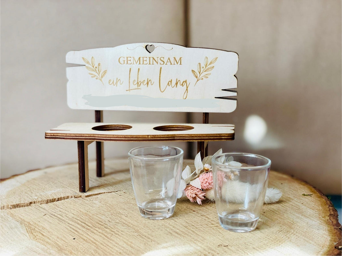 Holzbank Hochzeit Paargeschenk, Gravur Hand in Hand ein Leben lang, mit Schnapsgläsern, DasGlueckswerk, Dekoration, Figurines & Knick Knacks, holz, Glas