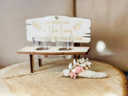 Holzbank Hochzeit Paargeschenk, Gravur Hand in Hand ein Leben lang, mit Schnapsgläsern, DasGlueckswerk, Dekoration, Figurines & Knick Knacks, holz, Glas