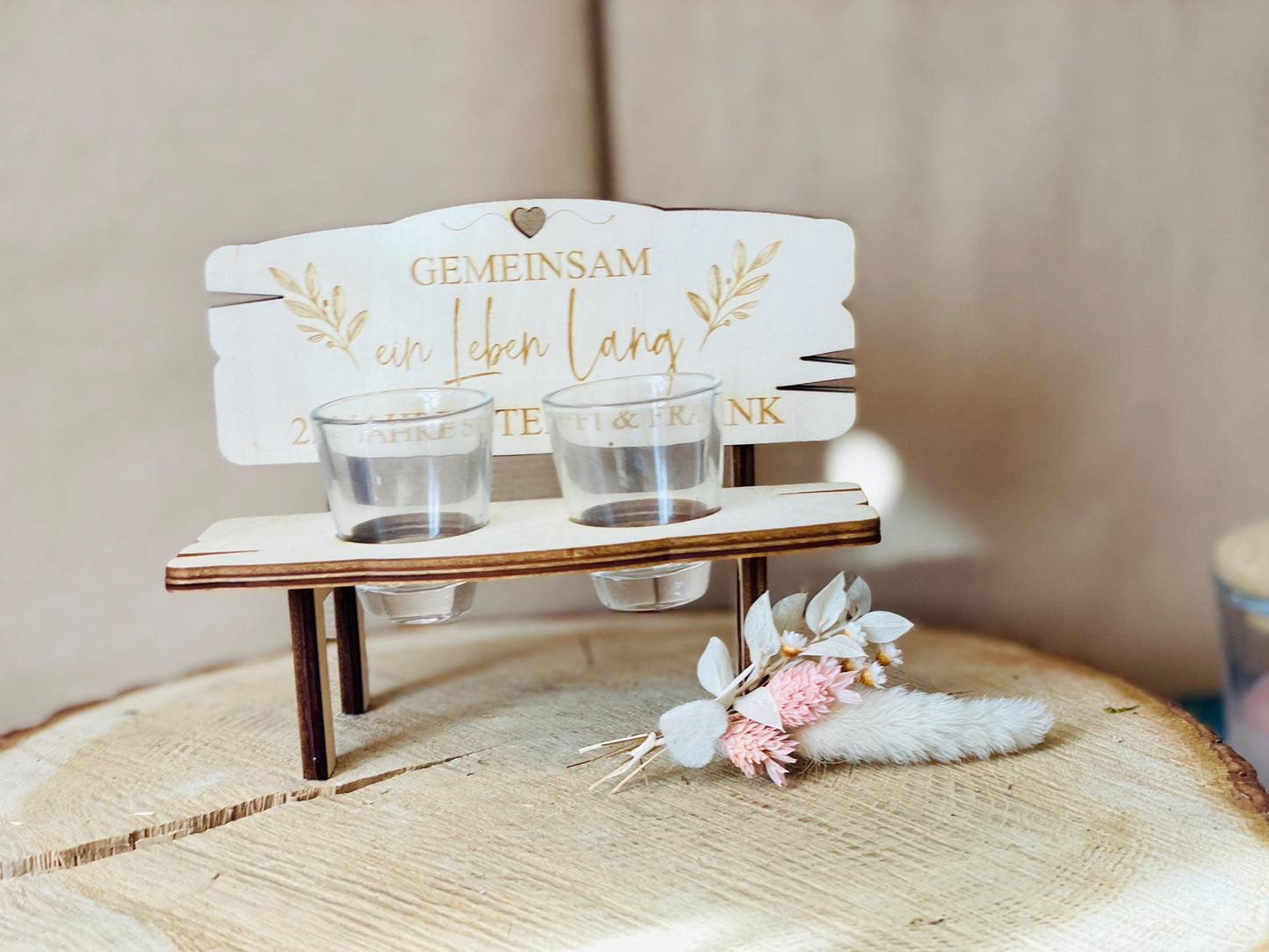 Holzbank Hochzeit Paargeschenk, Gravur Hand in Hand ein Leben lang, mit Schnapsgläsern, DasGlueckswerk, Dekoration, Figurines & Knick Knacks, holz, Glas