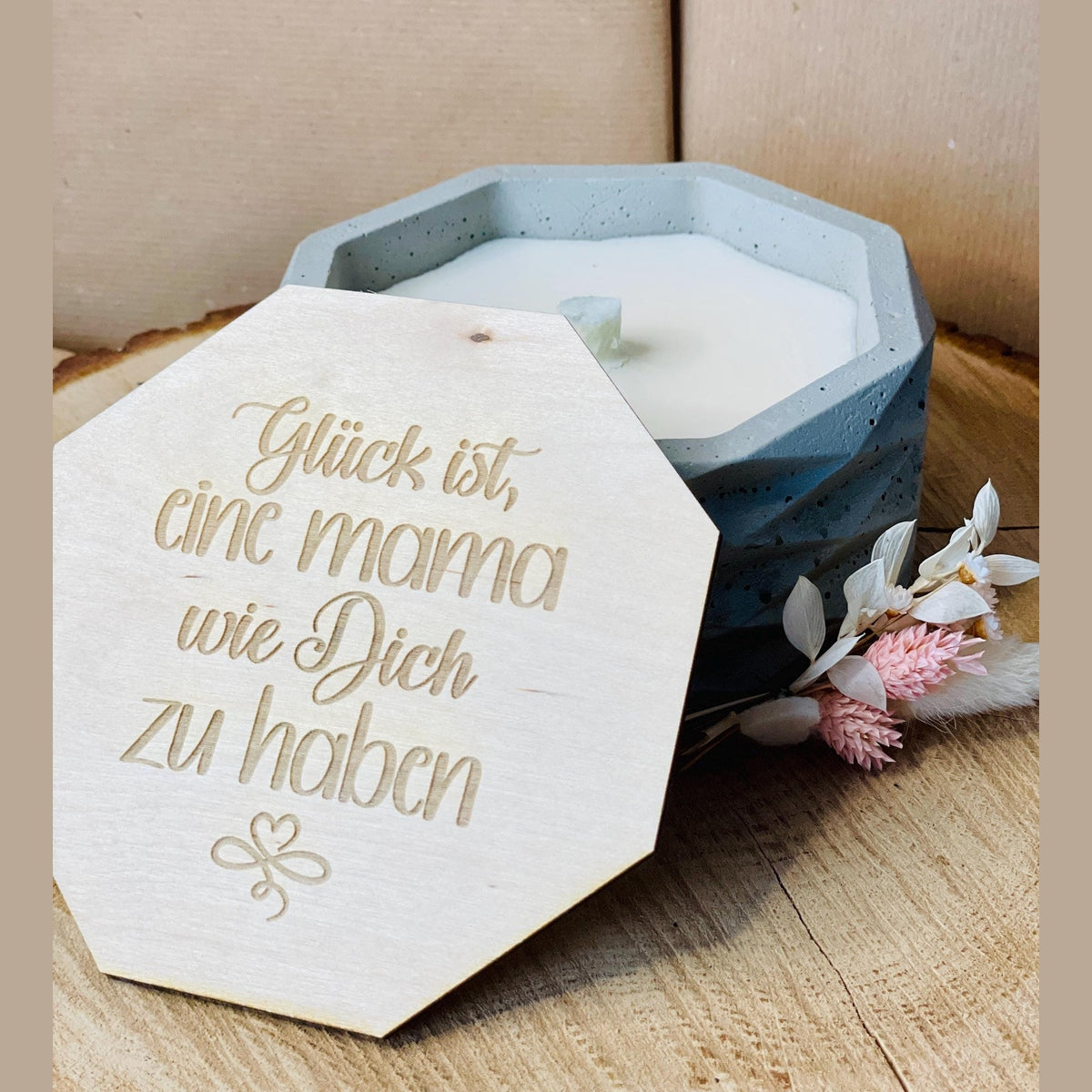 Betonkerze – Herzliche, schlichte und edle Kerze zum Verschenken zum Muttertag mit Gravur „Glück ist, eine Mama wie dich zu haben“ – Outdoor Betonkerze Das Glückswerk