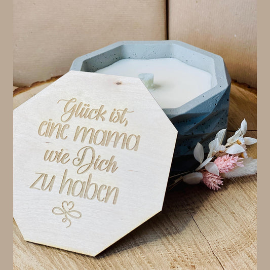 Betonkerze – Herzliche, schlichte und edle Kerze zum Verschenken zum Muttertag mit Gravur „Glück ist, eine Mama wie dich zu haben“ – Outdoor Betonkerze Das Glückswerk