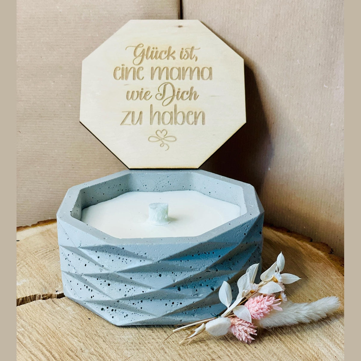 Betonkerze – Herzliche, schlichte und edle Kerze zum Verschenken zum Muttertag mit Gravur „Glück ist, eine Mama wie dich zu haben“ – Outdoor Betonkerze Das Glückswerk