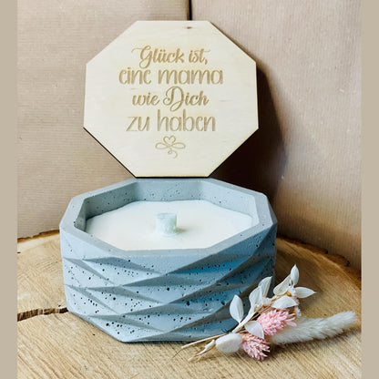 Betonkerze – Herzliche, schlichte und edle Kerze zum Verschenken zum Muttertag mit Gravur „Glück ist, eine Mama wie dich zu haben“ – Outdoor Betonkerze Das Glückswerk
