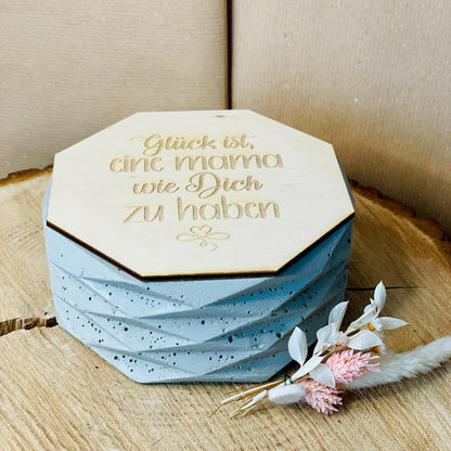 Betonkerze – Herzliche, schlichte und edle Kerze zum Verschenken zum Muttertag mit Gravur „Glück ist, eine Mama wie dich zu haben“ – Outdoor Betonkerze Das Glückswerk