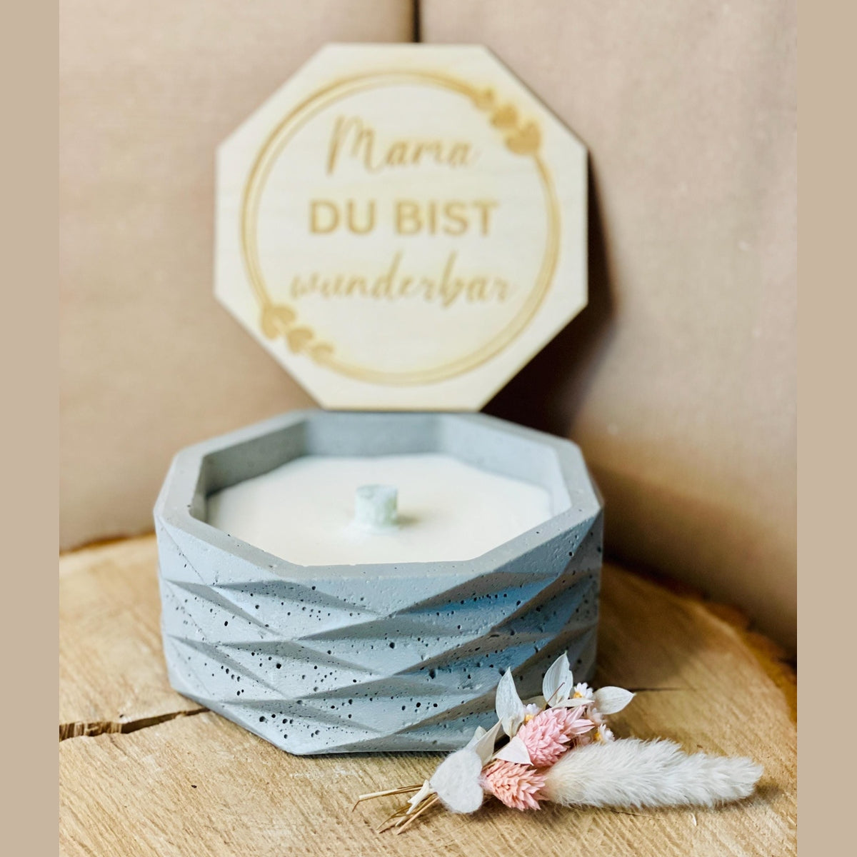 Betonkerze – Herzliche, schlichte und edle Kerze zum Verschenken zum Muttertag mit Gravur „Mama du bist wunderbar“ – Outdoor Betonkerze Das Glückswerk
