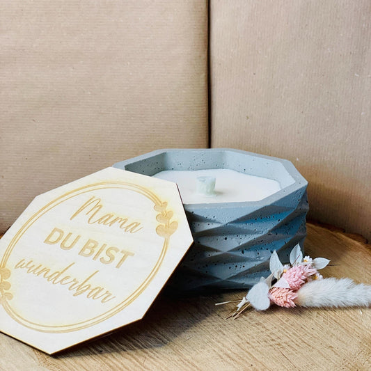 Betonkerze – Herzliche, schlichte und edle Kerze zum Verschenken zum Muttertag mit Gravur „Mama du bist wunderbar“ – Outdoor Betonkerze Das Glückswerk