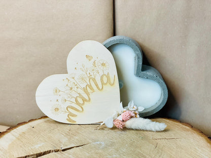 Betonkerze Herz mit Gravur Mama, graue Dauerkerze mit Holzdeckel, Geschenk Muttertag, DasGlueckswerk, Kerzen aus Beton, Candles, holz, wachs, Beton, Glasfaser