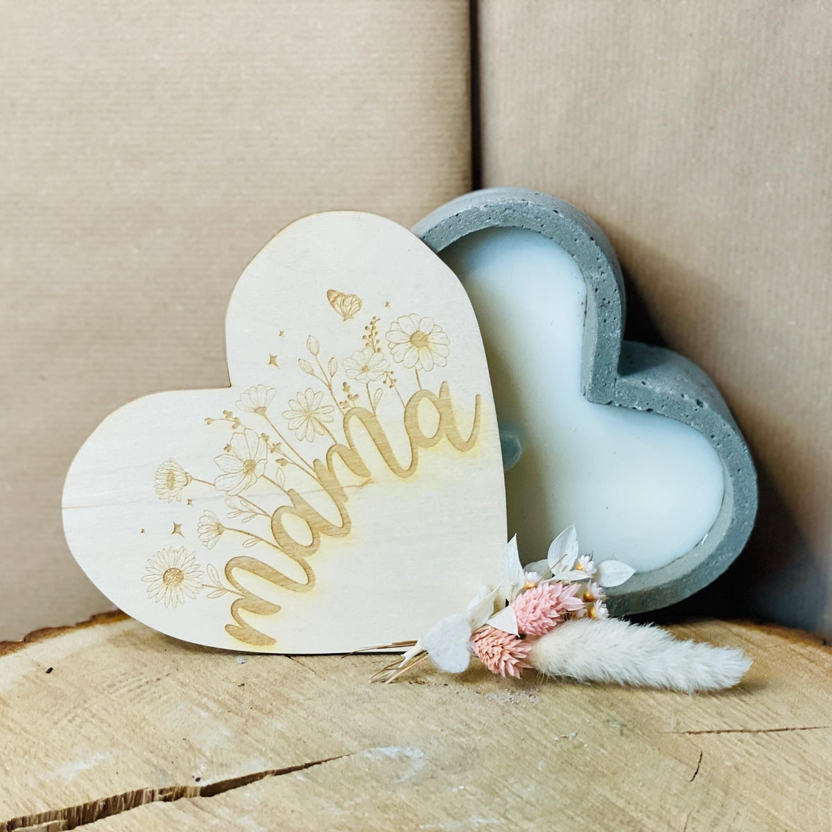 Graue edle Betonkerze Herz handmade mit Gravur „Mama" mit Blumen verzierung floral – Outdoor-Kerze mit Deckel aus Holz und Gravur Betonkerze Das Glückswerk