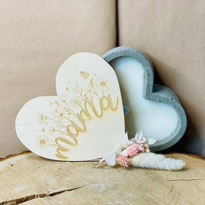 Graue edle Betonkerze Herz handmade mit Gravur „Mama" mit Blumen verzierung floral – Outdoor-Kerze mit Deckel aus Holz und Gravur Betonkerze Das Glückswerk