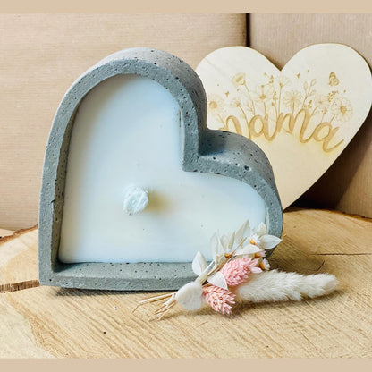 Graue edle Betonkerze Herz handmade mit Gravur „Mama" mit Blumen verzierung floral – Outdoor-Kerze mit Deckel aus Holz und Gravur Betonkerze Das Glückswerk