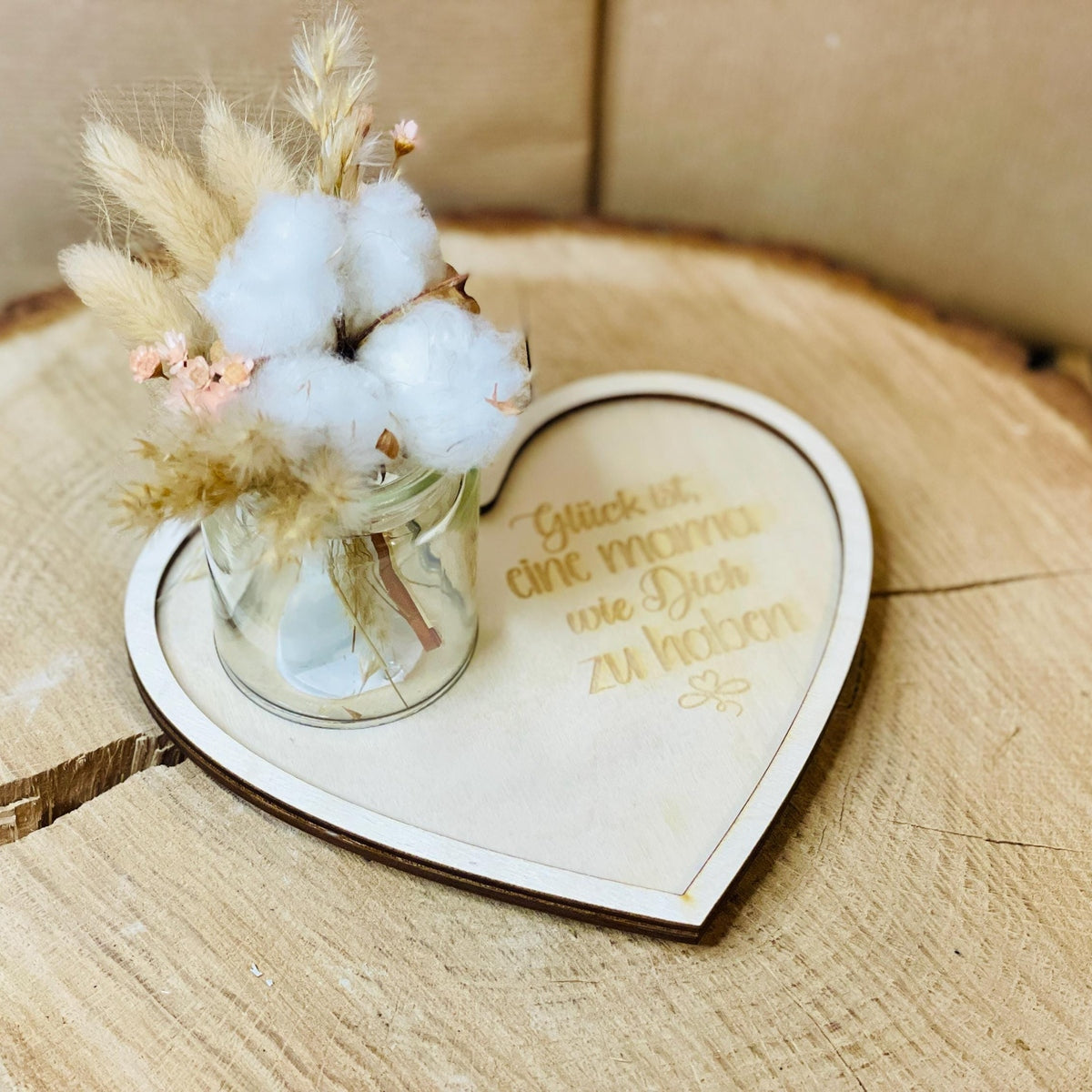 Herzständer zum Muttertag – „Glück ist, eine Mama wie dich zu haben“ mit Trockenblumen oder Kerze im geriffelten Glas Aufsteller Das Glückswerk